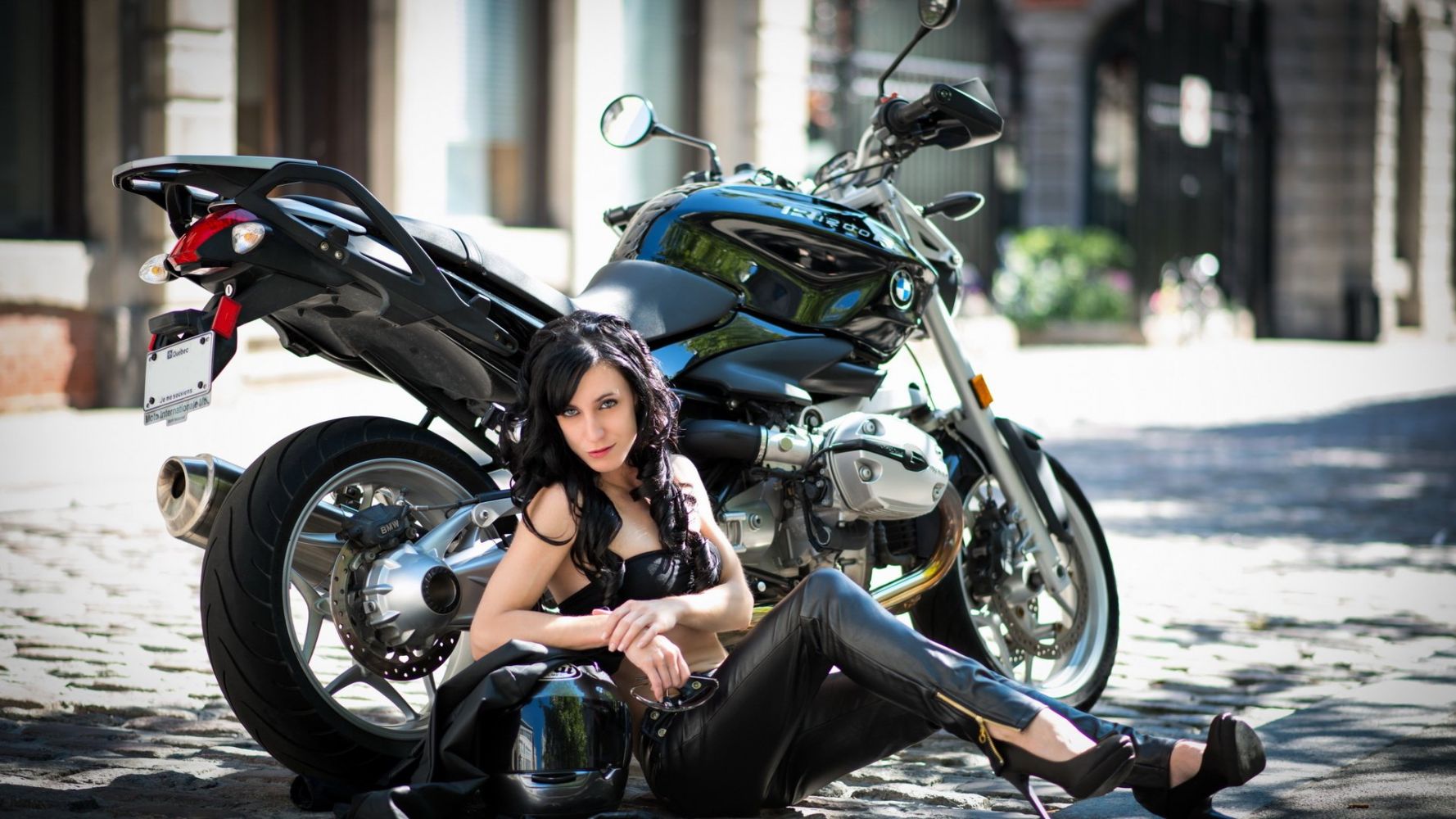 Fresh photos, fresh mood — European women on bikes online in Istanbul