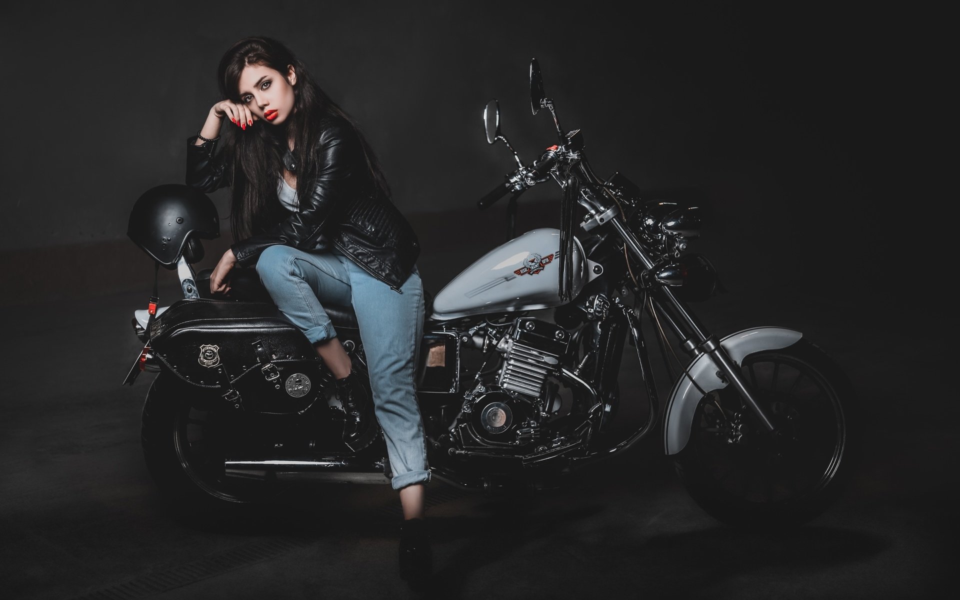 Biker girls: style and drive brings the glow — live moments in Istanbul