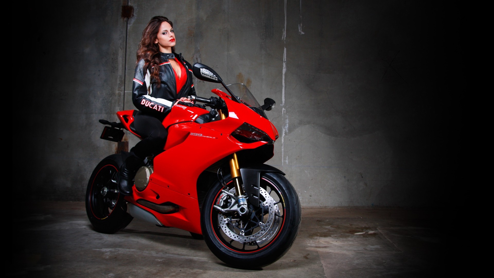 Beautiful girls and motorcycles in Istanbul — step in, relax, and chat live