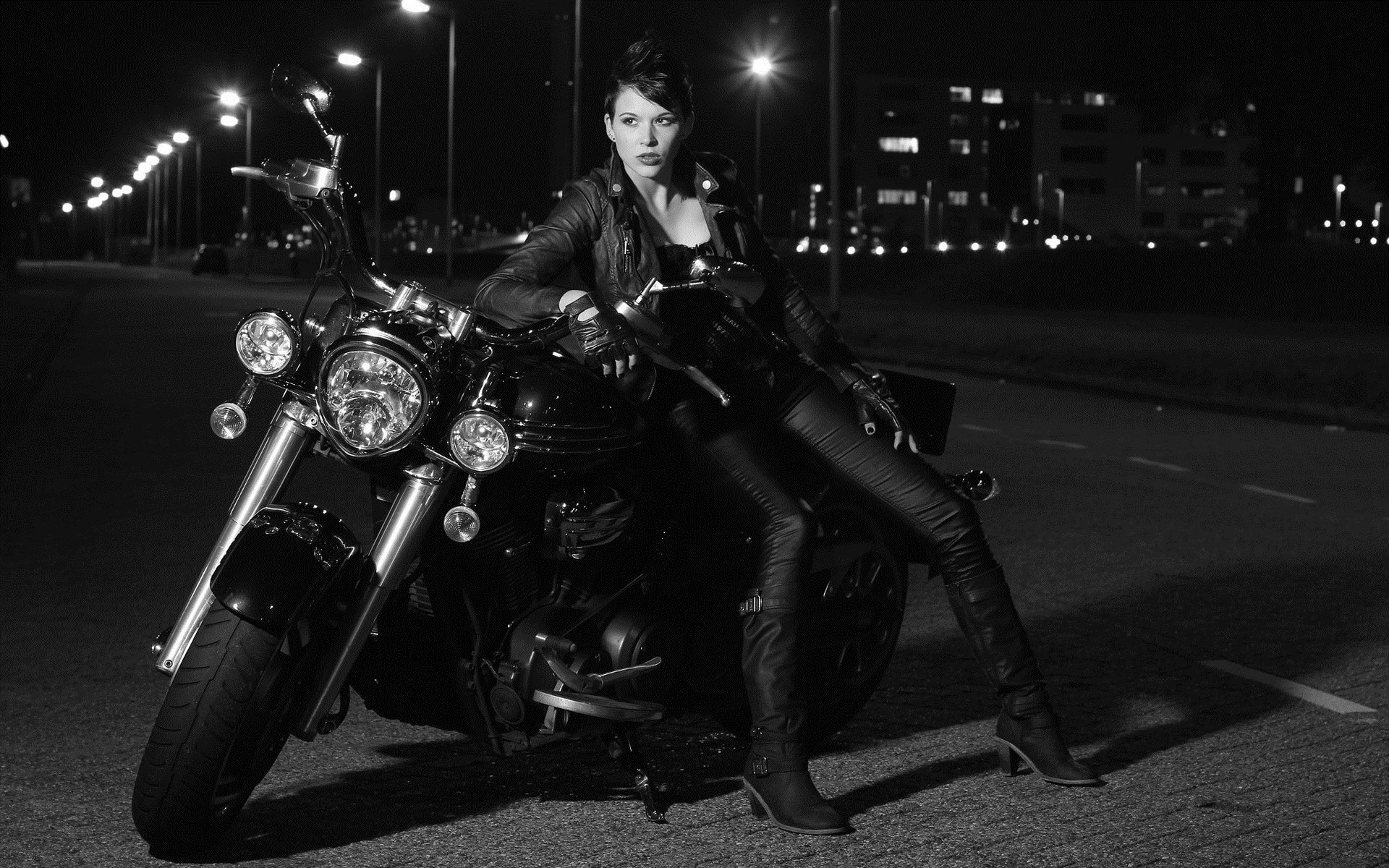 Photo Beautiful girls and motorcycles in Istanbul