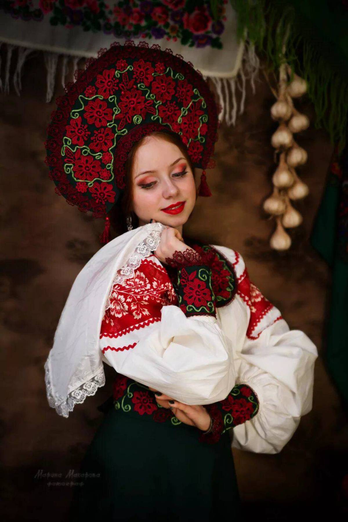 Take a pause and enjoy Women in Slavic costumes — streaming from Istanbul