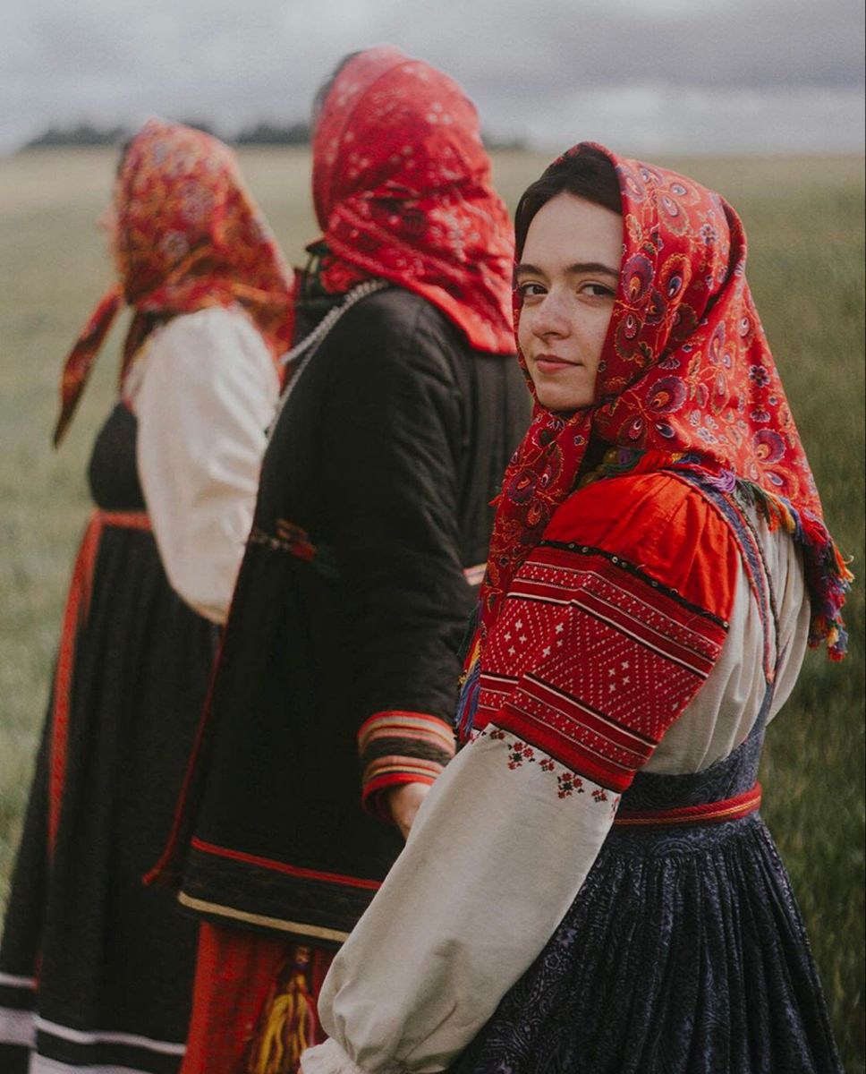 Women in Slavic costumes’s look of the day — catch her live in Istanbul