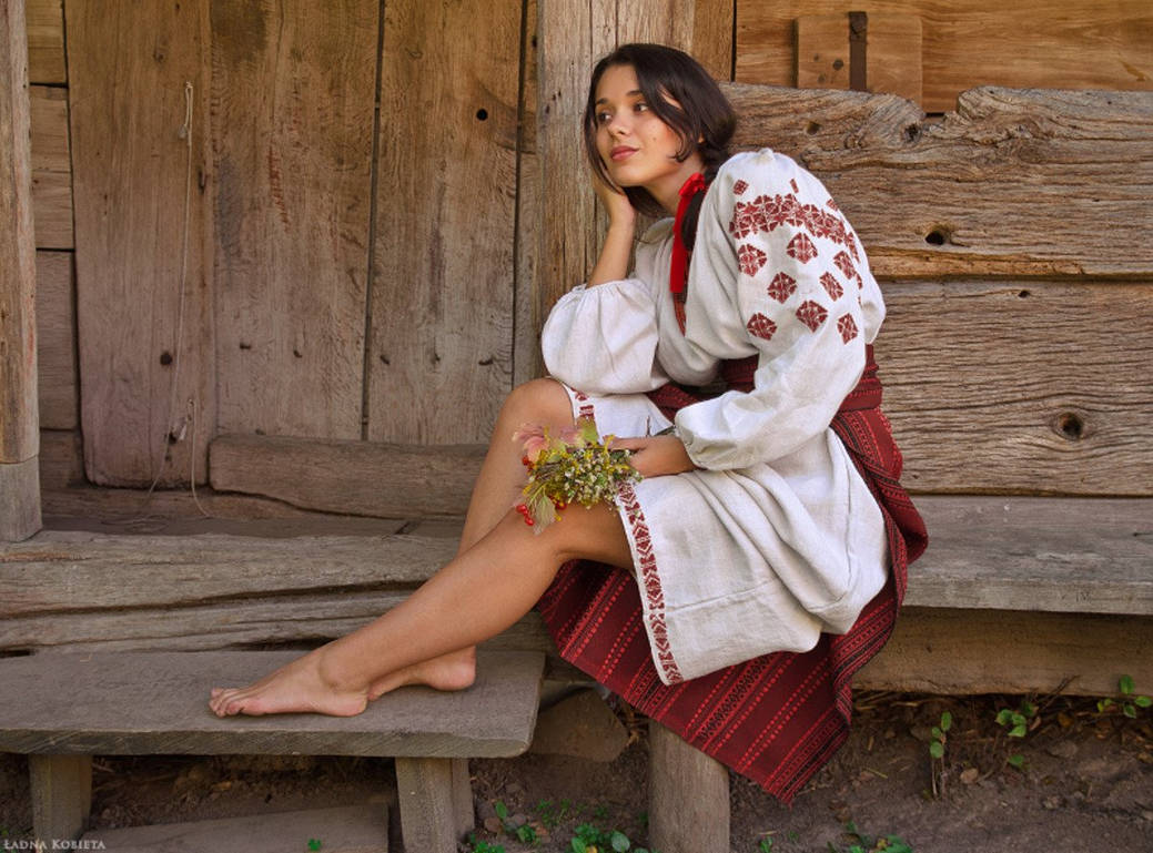 Fresh photos, fresh mood — Women in Slavic costumes online in Istanbul