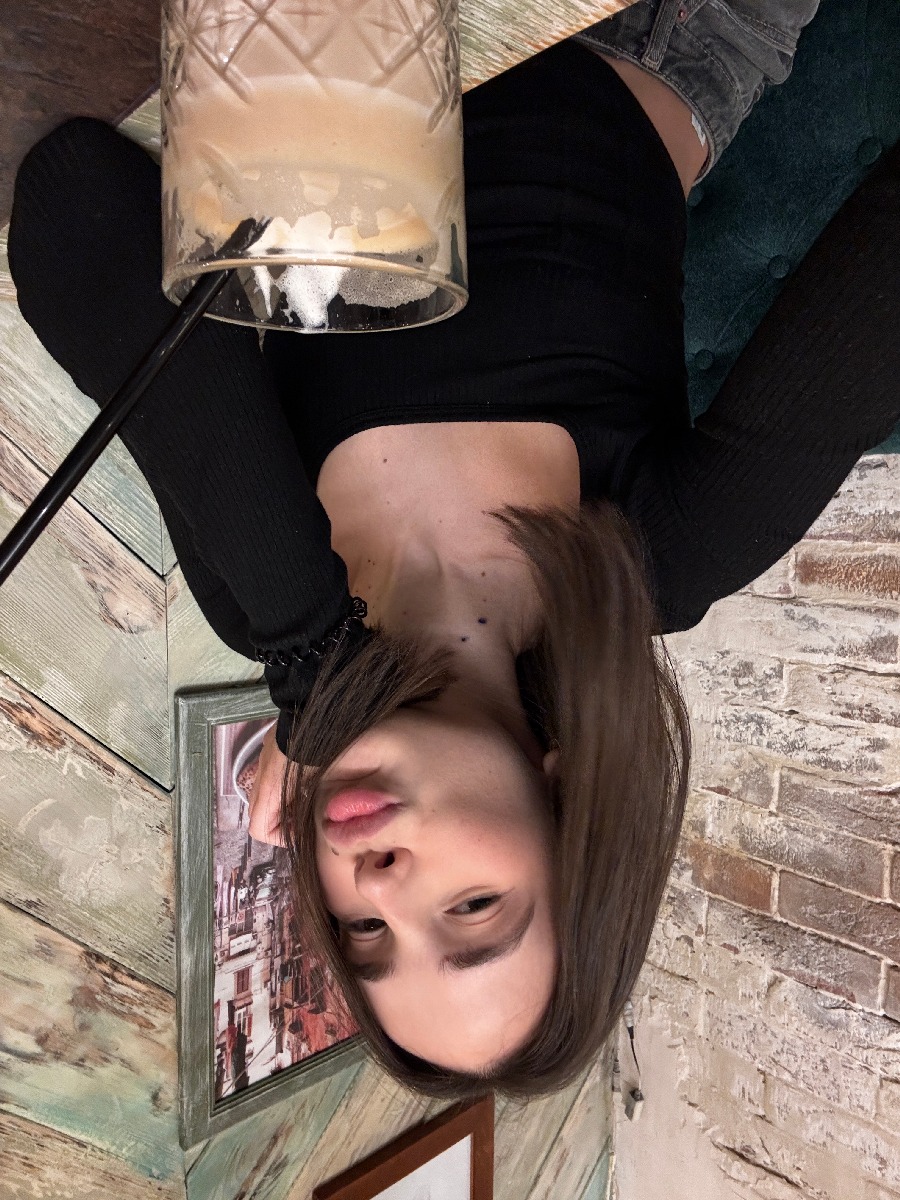 Fresh photos, fresh mood — Tina online in Istanbul